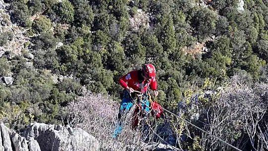 KAYALIKLARDA MAHSUR KALAN KEÇİLERİ AKUT KURTARDI