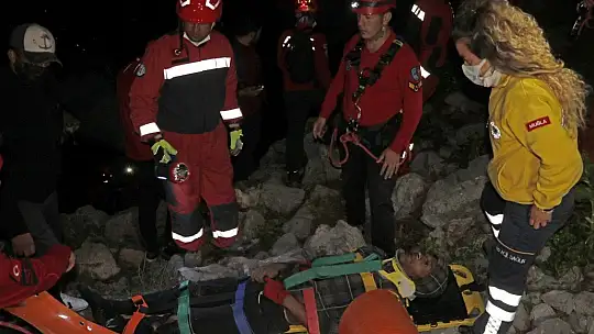 Kayalıklardan düşen şahıs 4 saat süren çalışma ile kurtarıldı
