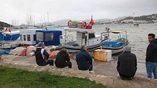 Kayıklar alabora oldu, tekne kıyıya vurdu
