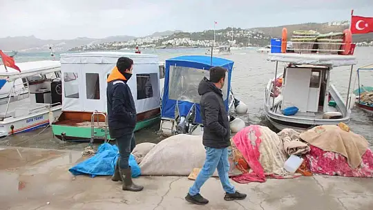 Kayıklar alabora oldu, tekne kıyıya vurdu