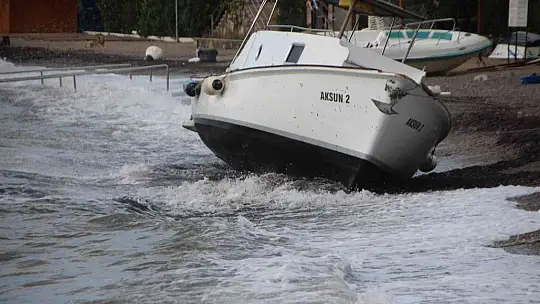 Kayıklar alabora oldu, tekne kıyıya vurdu