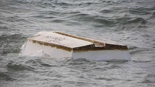 Kayıklar alabora oldu, tekne kıyıya vurdu