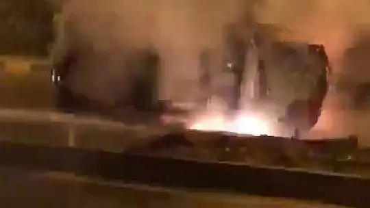 Kaza yaparak alev alan otomobildeki 2 kişi saniyelerle kurtuldu