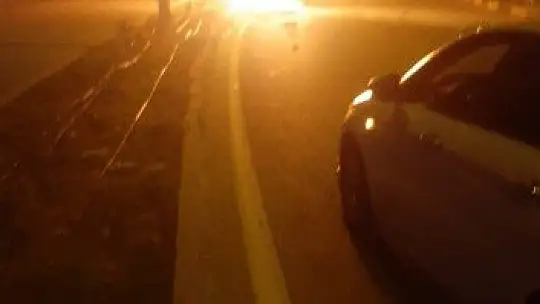 Kaza yaparak alev alan otomobildeki 2 kişi saniyelerle kurtuldu