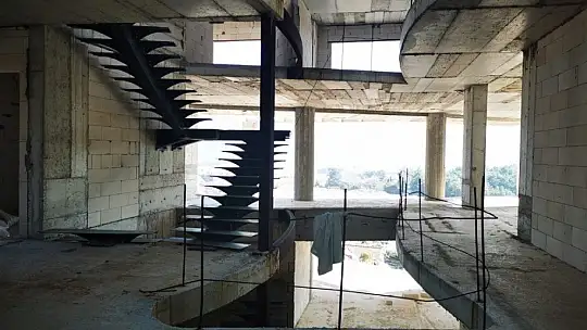 Kenan Evren'in metrekaresine 35 lira ödeyerek aldığı arsayı ve inşaatı kimse satın almıyor