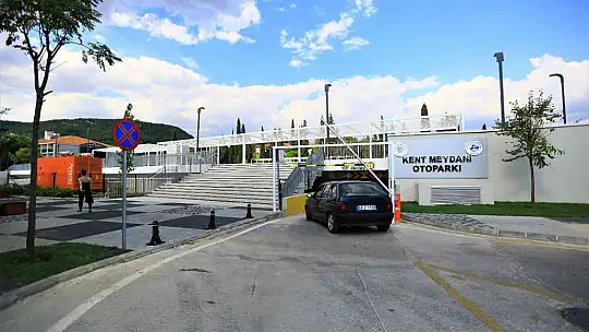 Kent Meydanı otoparkı hizmete devam ediyor