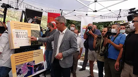 Kılıçdaroğlu Marmaris'te evleri yanan aileyi ziyaret etti, yeşillenen bir ağacın fotoğrafını çekti