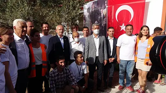 Kılıçdaroğlu Marmaris'te evleri yanan aileyi ziyaret etti, yeşillenen bir ağacın fotoğrafını çekti