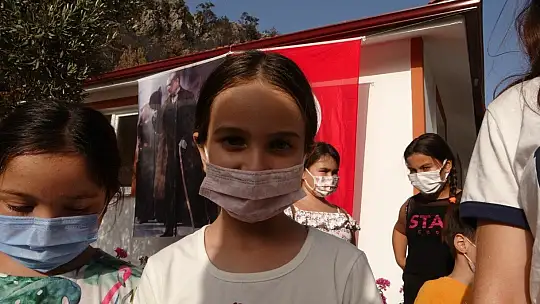 Kılıçdaroğlu Marmaris'te evleri yanan aileyi ziyaret etti, yeşillenen bir ağacın fotoğrafını çekti