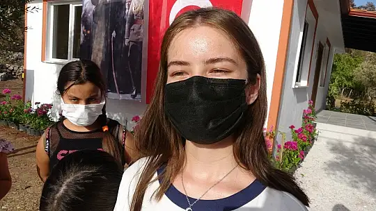 Kılıçdaroğlu Marmaris'te evleri yanan aileyi ziyaret etti, yeşillenen bir ağacın fotoğrafını çekti