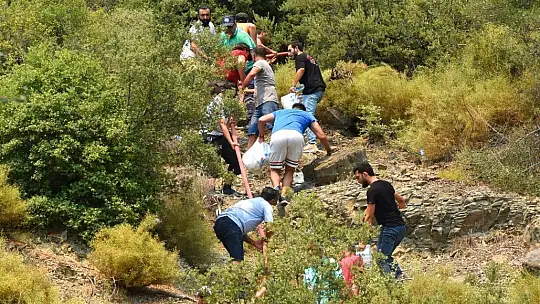 Kimisi şişeyle söndürdü, kimisi hortumu tuttu, kimisi su taşıdı