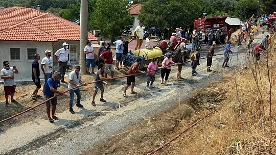Kimisi şişeyle söndürdü, kimisi hortumu tuttu, kimisi su taşıdı