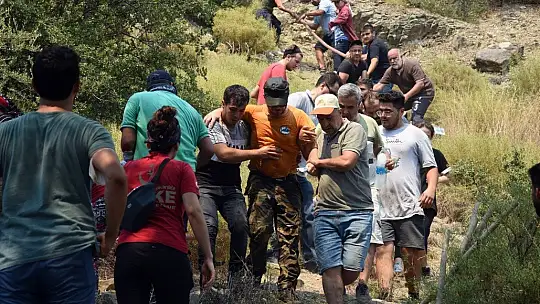 Kimisi şişeyle söndürdü, kimisi hortumu tuttu, kimisi su taşıdı