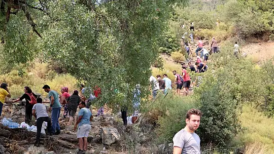 Kimisi şişeyle söndürdü, kimisi hortumu tuttu, kimisi su taşıdı