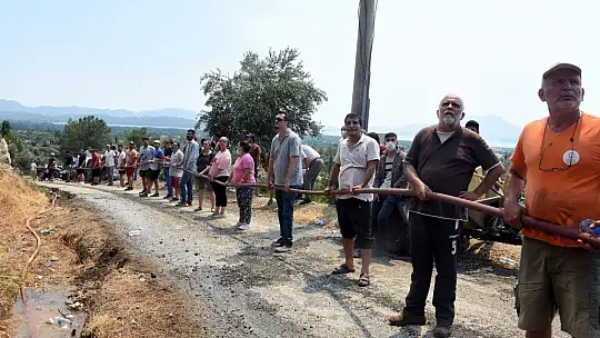 Kimisi şişeyle söndürdü, kimisi hortumu tuttu, kimisi su taşıdı