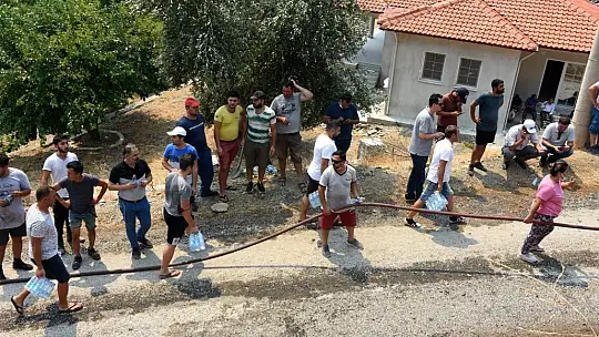 Kimisi şişeyle söndürdü, kimisi hortumu tuttu, kimisi su taşıdı