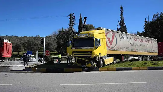 Kırmızı ışıkta duran otomobillere çarptı 7 kişi yaralandı