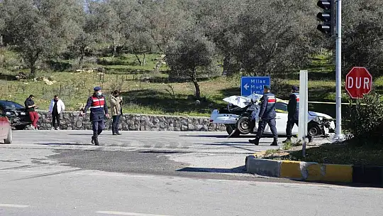 Kırmızı ışıkta duran otomobillere çarptı 7 kişi yaralandı