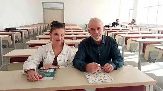 KIZIYLA BERABER AYNI ÜNİVERSİTEDE EĞİTİM GÖRÜYOR