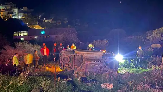 KONTROLDEN ÇIKAN ARAÇ 15 METRELİK ŞARAMPOLE YUVARLANDI: 2 YARALI