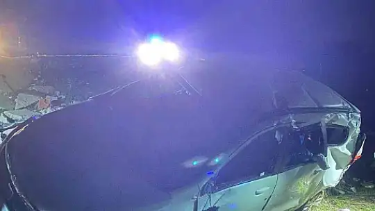 KONTROLDEN ÇIKAN ARAÇ 15 METRELİK ŞARAMPOLE YUVARLANDI: 2 YARALI