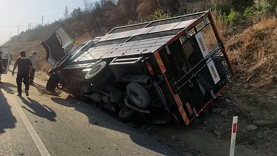 Kontrolden çıkan kamyon şarampole devrildi