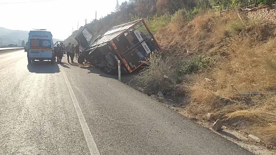 Kontrolden çıkan kamyon şarampole devrildi