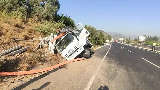 Kontrolden çıkan kamyon şarampole devrildi