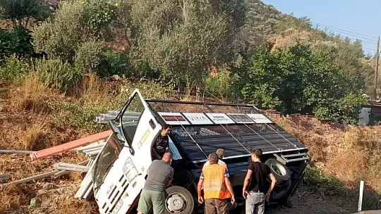 Kontrolden çıkan kamyon şarampole devrildi