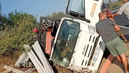 Kontrolden çıkan kamyon şarampole devrildi