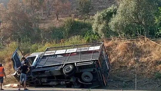 Kontrolden çıkan kamyon şarampole devrildi