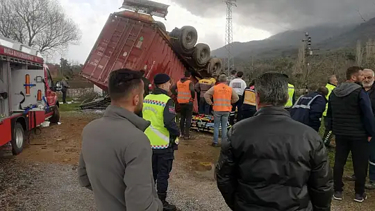 KONTROLDEN ÇIKAN TIR DEVRİLDİ, SÜRÜCÜ ARAÇTA SIKIŞTI