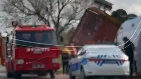 KONTROLDEN ÇIKAN TIR DEVRİLDİ, SÜRÜCÜ ARAÇTA SIKIŞTI