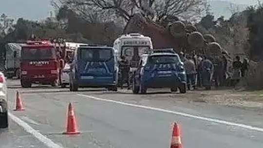 KONTROLDEN ÇIKAN TIR DEVRİLDİ, SÜRÜCÜ ARAÇTA SIKIŞTI