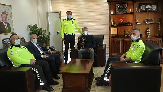 Köpeği ile donma tehlikesi geçiren vatandaşın imdadına yetişen polisler ödüllendirildi