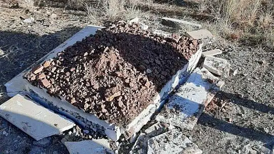 Köpeğinin mezarını tahrip edenler hakkında suç duyurusunda bulundu