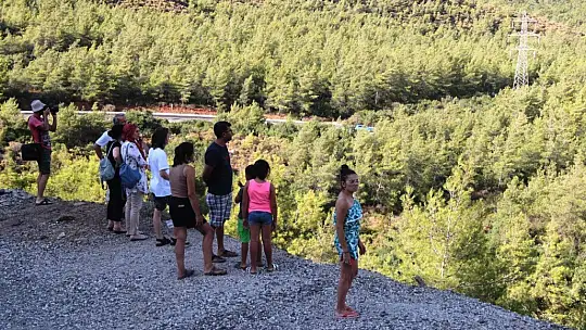 Korku dolu gözlerle yangını izlediler