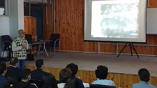 Köyceğiz Anadolu Lisesi'nde sanal zeka konulu bilim söyleşisi yapıldı