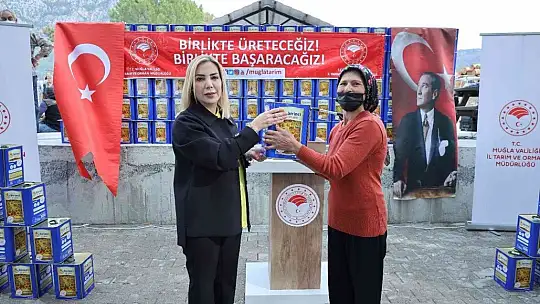 Köyceğiz'de 658 arıcıya 82 ton arı yemi dağıtıldı