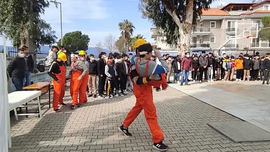 Köyceğiz'de gerçekleştirilen deprem tatbikatı gerçeği aratmadı