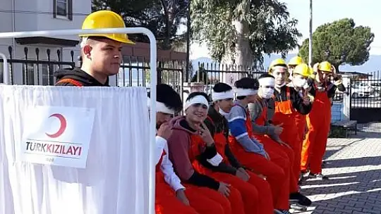 Köyceğiz'de gerçekleştirilen deprem tatbikatı gerçeği aratmadı