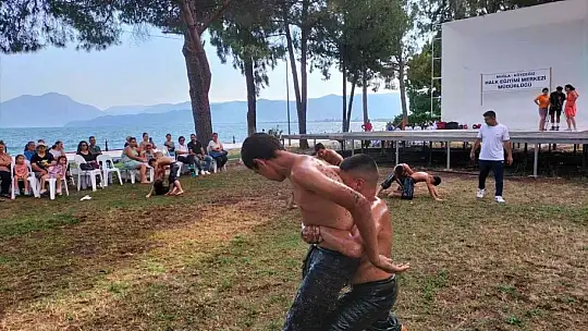 Köyceğiz'de minik pehlivanlar güreş tuttu