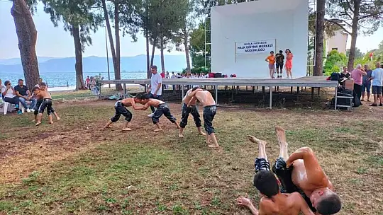 Köyceğiz'de minik pehlivanlar güreş tuttu