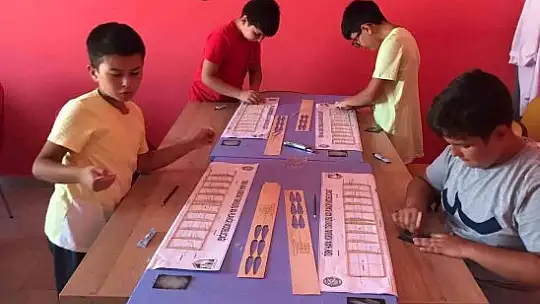 Köyceğiz'de miniklerin yaptığı model uçaklar uçmaya hazır