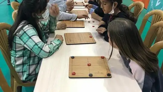 KÖYCEĞİZ'DE ÖĞRENCİLER GELENEKSEL SPOR OYUNLARI İLE TANIŞTI