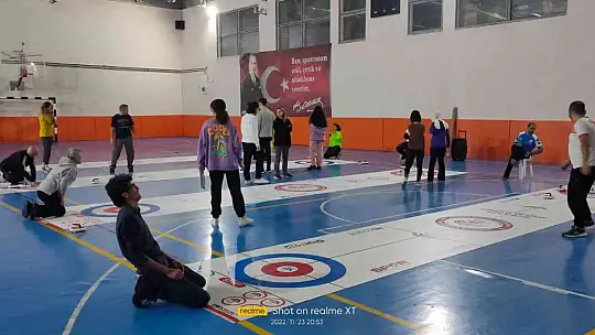 KÖYCEĞİZ'DE ÖĞRETMENLER ARASINDA FLOOR CURLİNG TURNUVASI YAPILDI