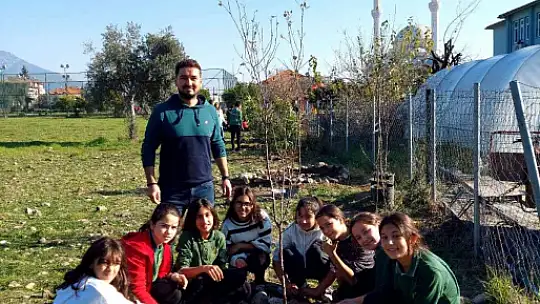 KÖYCEĞİZ'DE OKUL BAHÇESİNİ MEYVE AĞAÇLARI İLE DONATTILAR