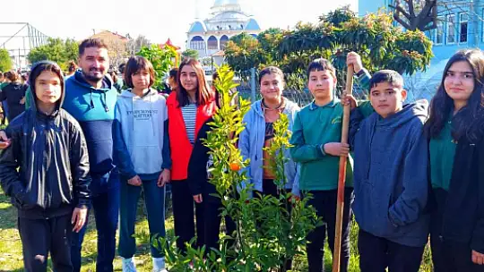 KÖYCEĞİZ'DE OKUL BAHÇESİNİ MEYVE AĞAÇLARI İLE DONATTILAR