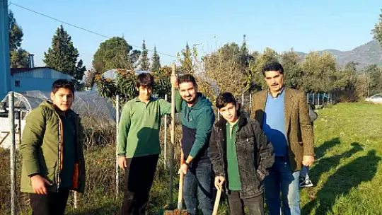 KÖYCEĞİZ'DE OKUL BAHÇESİNİ MEYVE AĞAÇLARI İLE DONATTILAR