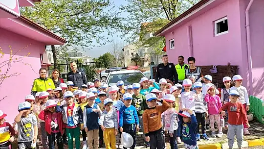 Köyceğiz'de polisler minikleri sevindirdi